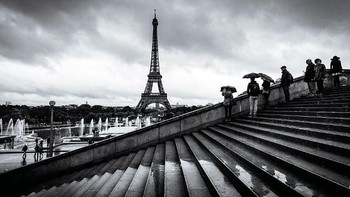 Foto hitam putih menara Eiffle di Prancis. Foto ini diambil oleh Matt Parry sehabis hujan turun.  Foto: National Geographic Traveller