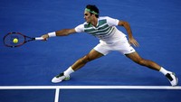 Roger Federer berusaha mengembalikan bola saat melawan Novak Djokovic di semifinal Australia Terbuka 2016. Jason Reed/Reuters/detikFoto.