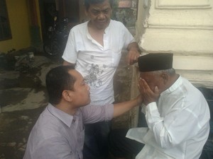 Begini Keharuan Saat Anak Bertemu Kembali dengan Ayahnya yang Linglung