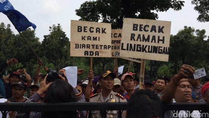Didemo Tukang Becak, Ahok: Becak Enggak Bisa Lagi di Jakarta!