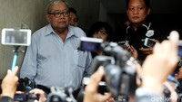 Saya di sini diminta oleh Pak Reserse untuk jadi saksi ahli untuk kasus Wayan Mirna, terang Sarlito yang berusia 71 tahun ini dalam keterangannya usai diperiksa di Mapolda Metro Jaya, Jl Sudirman, Jakarta, Kamis (28/1/2016).