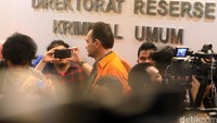 Keduanya membuka praktik di 5 pusat perbelanjaan di Jakarta Selatan, yakni di ruko Dharmawangsa, Pacific Place Mall, Ruko Permata, Gandaria City dan di Lotte Shoping Mall.