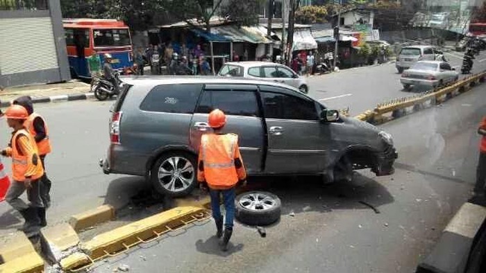Tabrak Separator Jalur TransJ di Warung Jati, Ban Depan Mobil ini Copot