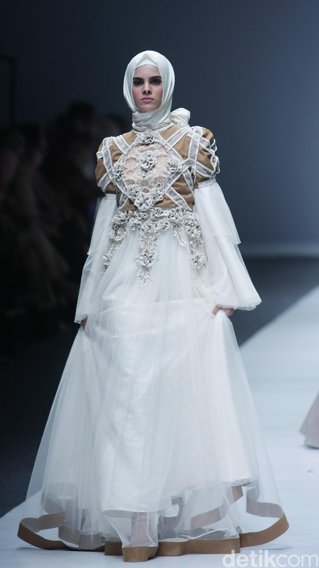 Ayu Dyah Andari The Whita Roses Indonesia Fashion Week 2016 at Jakarta Convention Center. Senayan. Jakarta. [Foto: Mohammad Abduh/Wolipop]