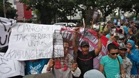 Mereka meminta DPRD DKI menghentikan pembahasan Raperda RZWP3K dan kawasan strategis Pantura Jakarta.