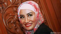 Shinta tetap tersenyum meski namanya diseret kasus prostitusi artis. Pool/Gus Mun/detikFoto.