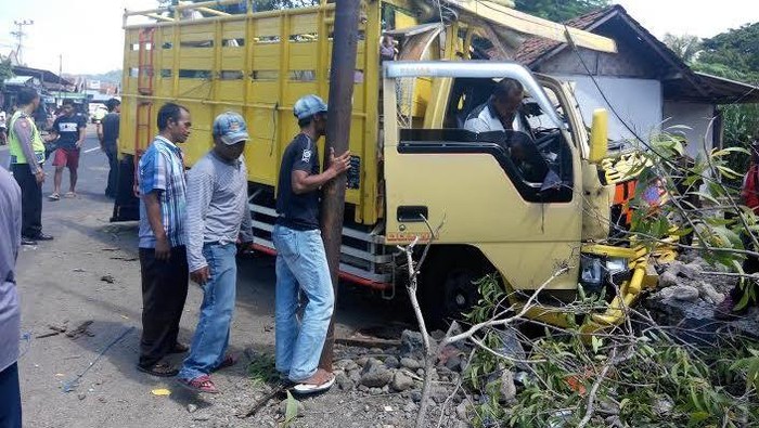 Truk Muat Hewan Ternak Tabrak Warung, Satu Orang Luka Berat