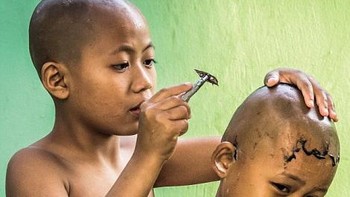 Fotografer Peter Brisley saat mengunjungi ke negara Myanmar, ia menyaksikan ritual minggual cukur rambut. Foto: National Geographic Traveller