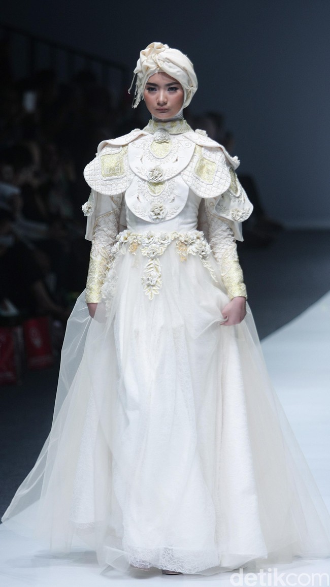 Ayu Dyah Andari The Whita Roses Indonesia Fashion Week 2016 at Jakarta Convention Center. Senayan. Jakarta. [Foto: Mohammad Abduh/Wolipop]