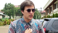 Namun, Stuart malah kabur dengan alasan rumah tangganya tak pantas untuk jadi konsumsi publik. 