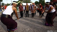 Hanif disambut tarian tradisional saat tiba di Balai Latihan Kerja (BLK) Kupang, Nusa Tenggara Timur (NTT), Kamis (28/1/2016).