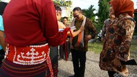 Hanif juga dikalungi kain tenun saat tiba di Balai Latihan Kerja (BLK) Kupang, Nusa Tenggara Timur (NTT).
