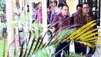 Hanif meninjau fasilitas layanan satu atap bagi tenaga kerja Indonesia di kantor Disnakertrans, Kupang, NTT.