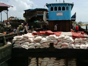 Bermodus Angkut Buah, Kapal ini Ternyata Bawa Ribuan Karung Beras Ilegal
