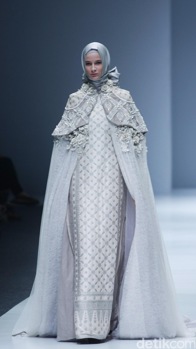 Ayu Dyah Andari The Whita Roses Indonesia Fashion Week 2016 at Jakarta Convention Center. Senayan. Jakarta. [Foto: Mohammad Abduh/Wolipop]