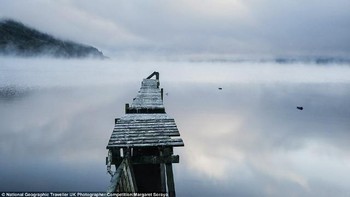 Potret kabut yang menyelimuti danau hasil karya Margaret Soraya, foto ini diambil di dataran tinggi Skotlandia. Foto: National Geographic Traveller