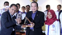 Para siswa-siswi Sekolah Politik Kerakyatan (SPK) PAN sempat foto bersama dengan  Taufik Kurniawan. Pool/Lamhot Aritonang/detikcom.