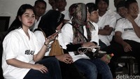 Pria yang dikenal dengan sebutan Haji Lulung itu tiba di PN Jakpus, Jl Bungur Raya, Jakarta Pusat, Kamis (28/1/2016), sekitar pukul 10.20 WIB. Ia tak sendiri, ada puluhan orang yang mendampingi Lulung pagi ini.