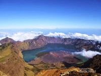 Panorama dari puncak Gunung Rinjani (Cee Manusialembah/d'Traveler)