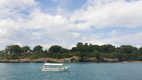 Pulau mungil ini menawarkan keindahan alam daratan maupun bawah laut. Pantai-pantainya begitu cantik dan tidak seramai di Kuta (Kurnia/detikTravel)