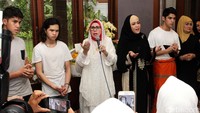 Di bawah pimpinan pengajian Ustadzah Nung, Maia mendengarkan tiap doa-doa yang dipanjatkan untuknya. Pool/Ismail/detikFoto.