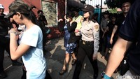 10 penghuni dinyatakan positif narkoba setelah menjalani tes urine di parkiran kos.