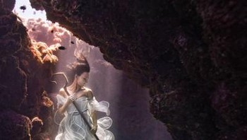 Wong terkenal dengan hasil karya foto yang fenomenal. Sebelumnya Wong pernah megambil lokasi Bali untuk pemotretan di bawah laut dengan objek model cantik dan kapal karam. Foto: Benjamin Von Wong