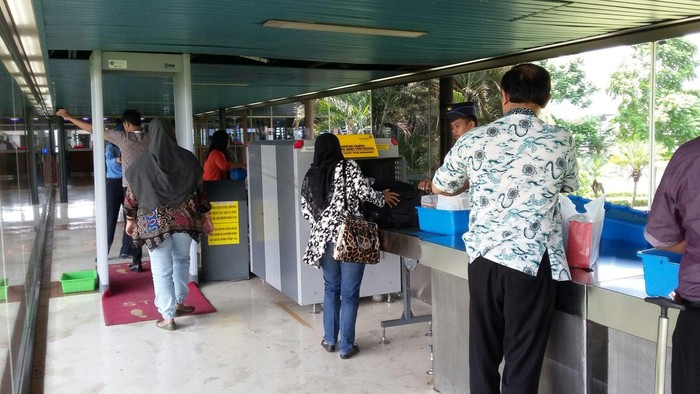 X Ray di tiap gate boarding di Terminal 2 F Bandara Soekarno-Hatta