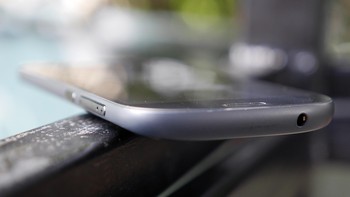 Sayang, Yota tiba-tiba mendeklarasikan bangkrut dan semua asetnya akan dilikuidasi. Penyebab kebangkrutan lantaran Yota menghadapi gugatan dari pemasok komponen. Laporan dari iGuides, produser layar e-ink Hi-P Electronics menuntut Yota lantaran gagal memenuhi jumlah minimum pesanan komponen. Foto: detikINET - Anggoro Suryo Jati
