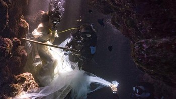 Lokasi Fiji diambil karena terkenal dengan banyaknya hiu. Proses pemotretan dilakukan selama 2 jam dari pukul 11 pagi sampai 1 siang karena pada saat jam itu ikan hiu sedang aktif dan adanya sinar matahari masuk ke dalam laut.  Foto: Benjamin Von Wong