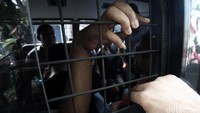 Mobil yang membawa 10 penghuni kos itu meluncur menuju Polres Jakarta Timur.