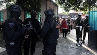 Aparat gabungan Polres Jakarta Timur, Polda Metro Jaya, TNI dan POM dikerahkan untuk melakukan razia di kosan yang terletak di Jalan Rawa Bebek, Jakarta Timur.