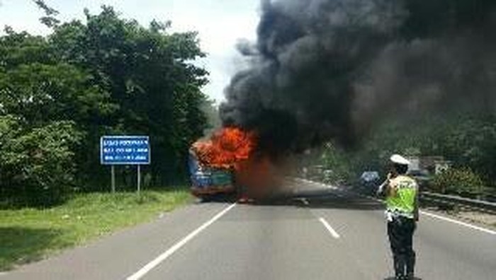 Bus Kota Terbakar di Tol Waru Diduga Korsleting