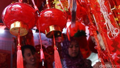 Pernak-pernik Imlek Merahkan Glodok