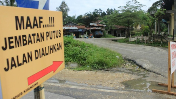 JPO Pasar Minggu Ambruk, 6 Orang Terjepit