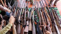 Ini dia senjata api laras panjang yang diserahkan Suku Anak Dalam. Ist/Puspen TNI.