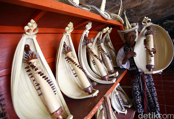 Alat musik sasando yang dimainkan dengan cara dipetik berasal dari provinsi