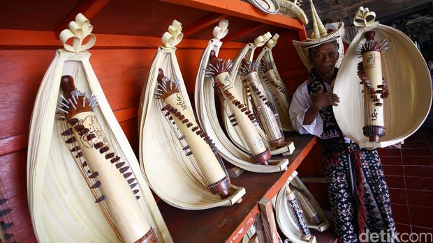 Sasando adalah alat musik khas Nusa Tenggara Timur. Yuk kita lihat proses pembuatan alat musik daerah ini.