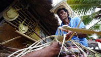 Pemain Sasando selalu memainkan alat musik itu dengan busana tenun dan dilengkapi dengan Tiilangga, sebuah topi yang menjadi aksesoris pemetik Sasando.