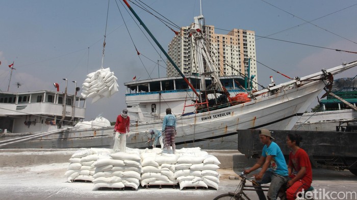 Aktivitas ekonomi berupa bongkar muat di Pelabuhan Sunda Kelapa, Jakarta.