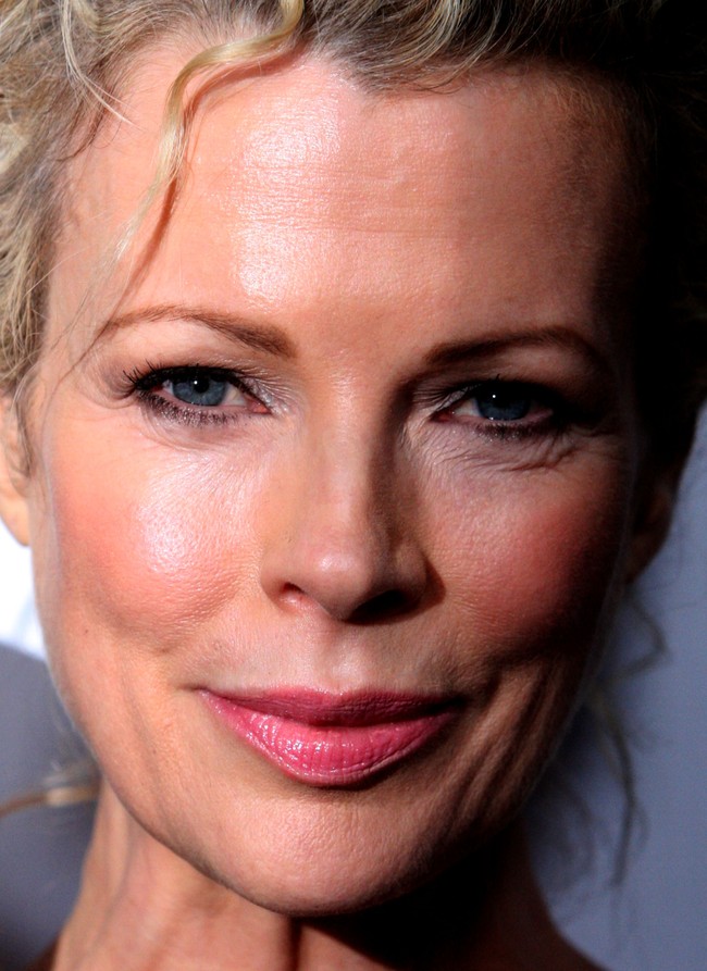 Kim Basinger muncul di sebuah acara belum lama ini. Ia tak kehilangan pesonanya di usia 60-an. (Foto: getty Images)