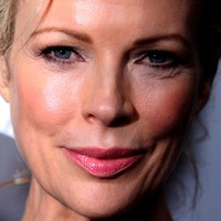 Kim Basinger muncul di sebuah acara belum lama ini. Ia tak kehilangan pesonanya di usia 60-an. (Foto: getty Images)