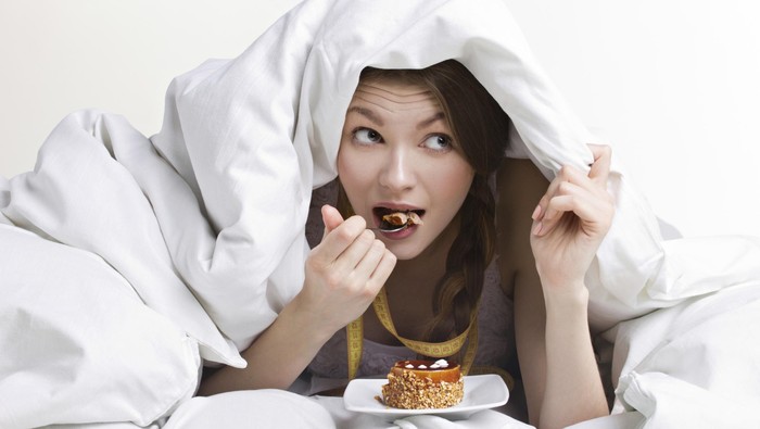 Apa akibatnya kalau terlalu banyak makan sebelum tidur? Foto: Thinkstock