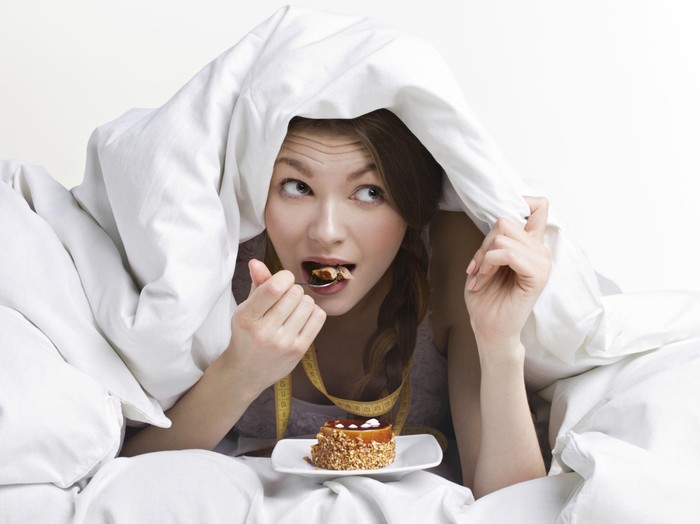 Makan Sebelum Tidur Bikin Badan Makin Melar, Mitos atau Fakta?