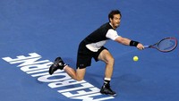 Andy Murray berusaha mengembalikan bola saat melawan Milos Raonic. John French/Reuters/detikFoto.