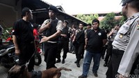 Anjing pelacak juga dikerahkan untuk melakukan razia.