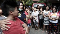 Para penghuni diminta berkumpul di parkiran kosan untuk dites urine.