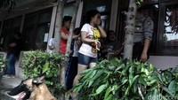 Para penghuni diminta berkumpul di parkiran kosan untuk dites urine.