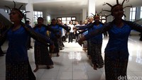 Hanif datang disambut oleh tarian-tarian tradisional asal Manggarai Barat.