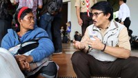 Adhyaksa Dault menyapa warga eks Gafatar yang ditampung di Taman Wiladatika Cibubur. Pool/dok pribadi.